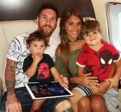 梅西致敬生命中最爱的两位女人,梅西球王真实感人故事