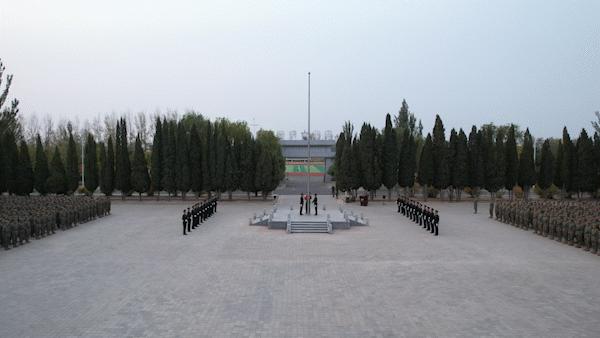 敬礼鲜艳的五星红旗,鲜艳五星红旗下敬礼视频