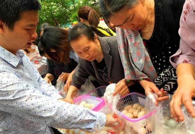 老人免费领鸡蛋被骗中奖后续,200余老人领10个免费鸡蛋陷入骗局