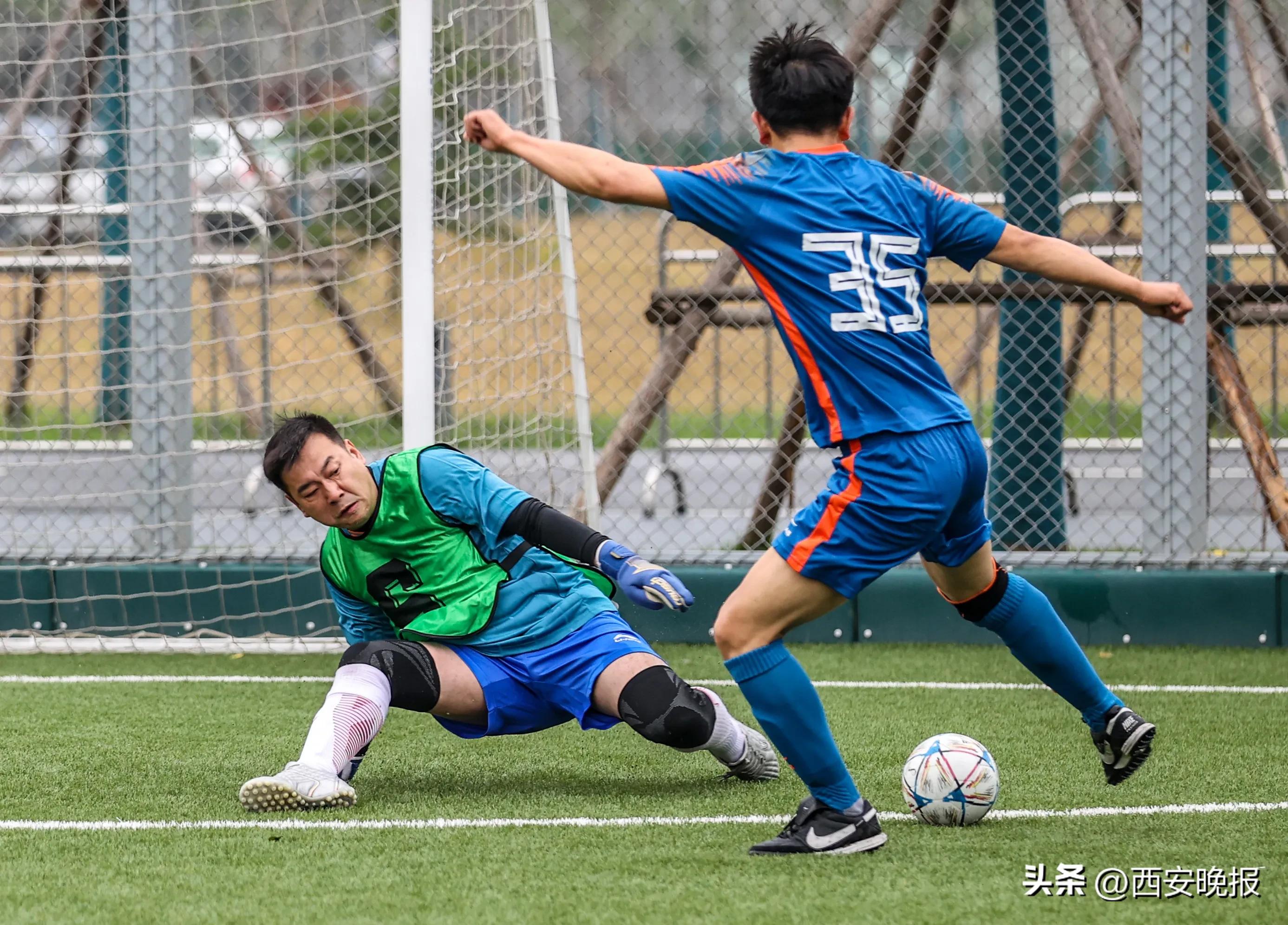 雨中足球比赛,西安社区篮球赛直播