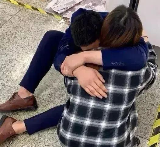 公公照顾偏瘫儿媳,公公帮瘫痪儿媳锻炼