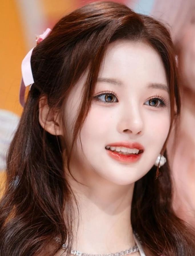 JYP新团出道即受关注，成员雪允因颜值出圈，却被指不尊重粉丝？