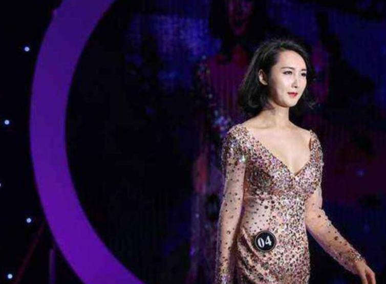 浙江小伙背着母亲上学，成全国道德模范，为何却变性参加选美大赛