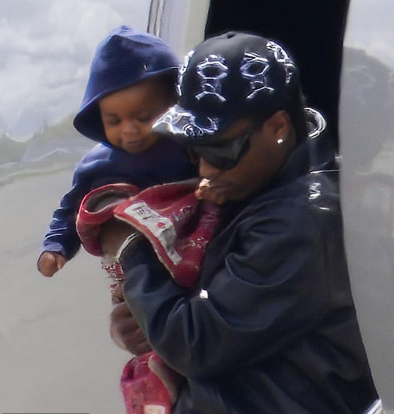 蕾哈娜露脐装,蕾哈娜穿貂