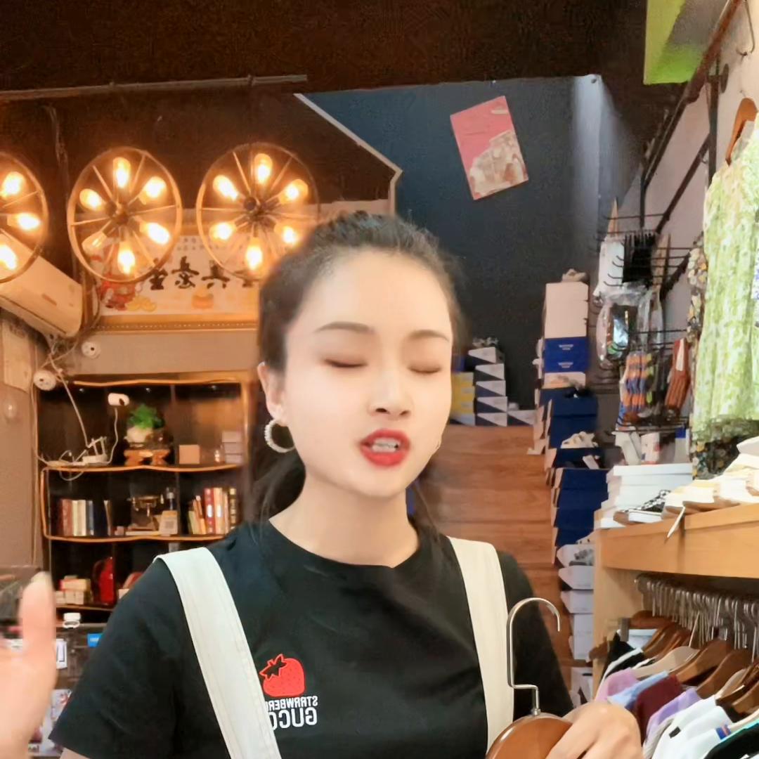 今天老顾客要了四件裙子,到家有一件说不合适店里还没号...