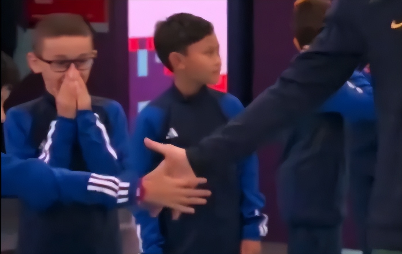 c罗领小球童进场照片,c罗对小球童有多好