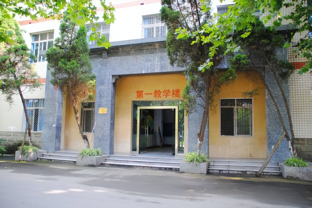 重德博学尚美笃行,重德博学勤勉尚美