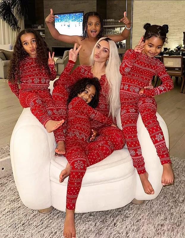 金卡戴珊优雅照,金卡戴珊惊艳美照带货口红