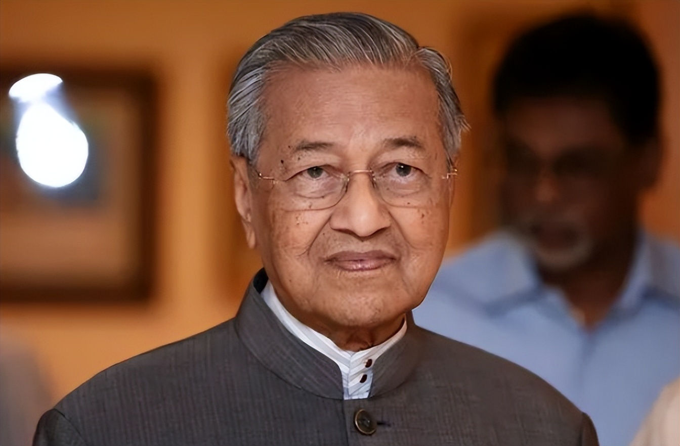 97岁的马来西亚前总理马哈蒂尔骂81岁的美国总统拜登无能