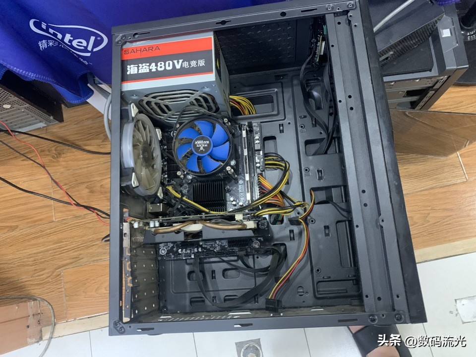 电脑开机显示屏亮一下显示无信号,电脑开机显示信号无输入然后黑屏