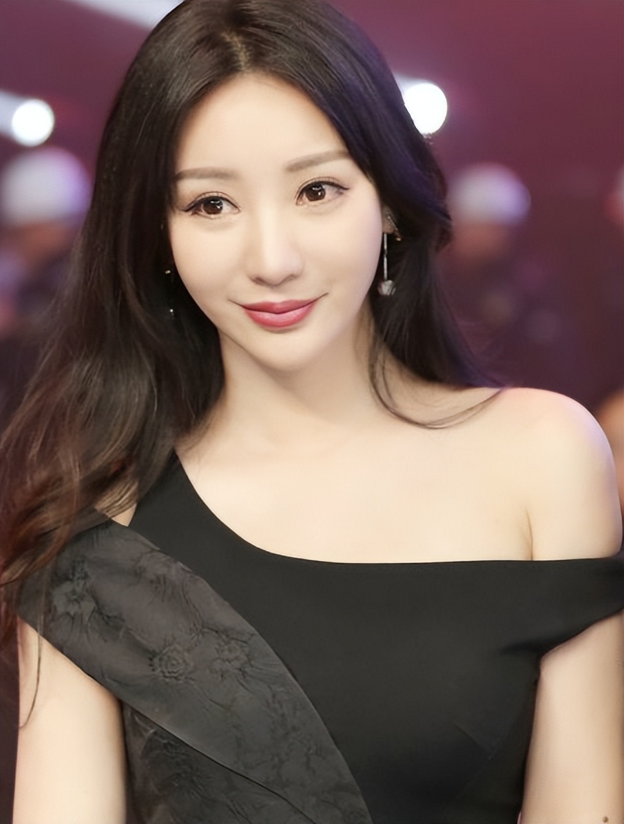 柳岩水蜜桃西装,柳岩水蜜桃礼服