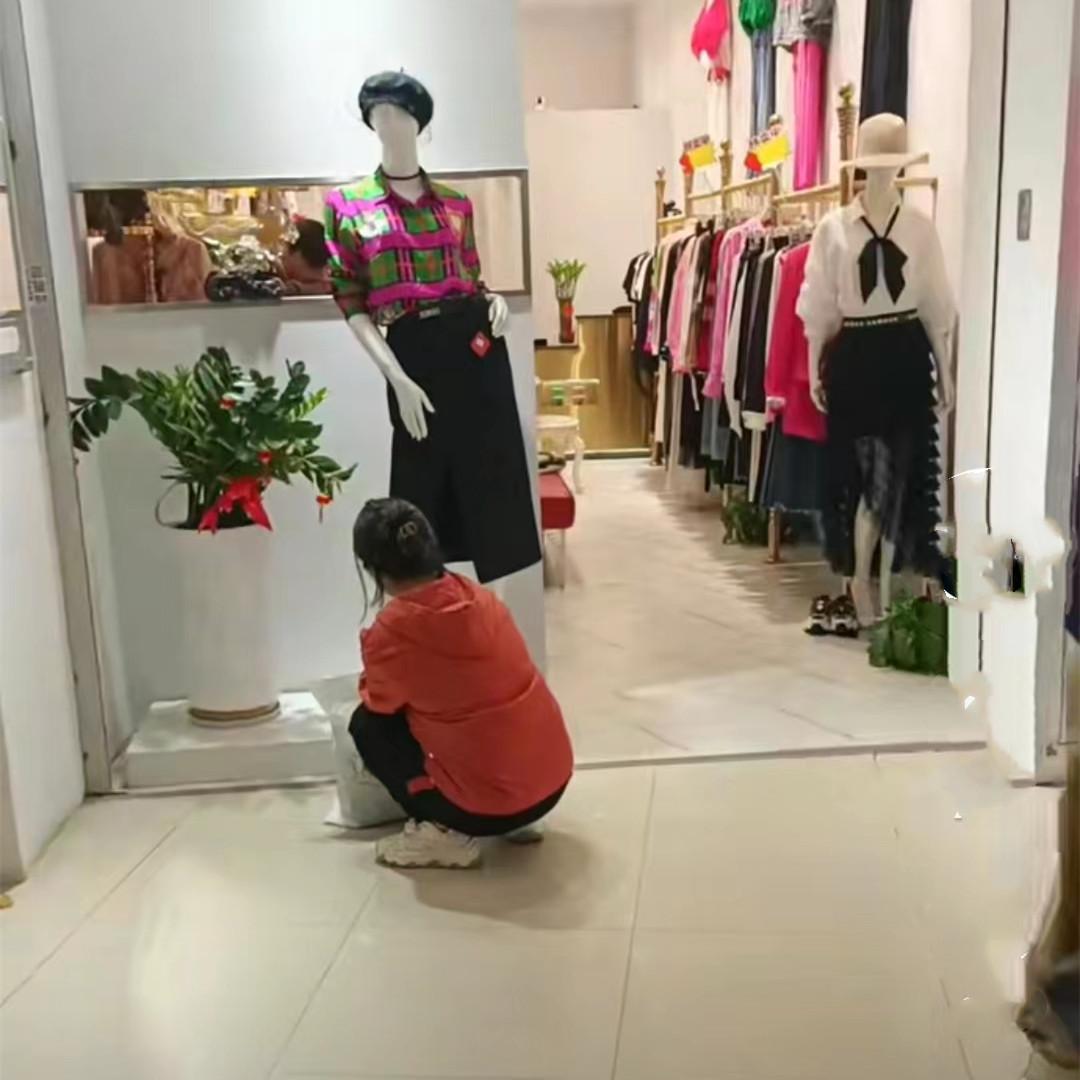 福建:女孩蹲在服装店前哭,两件衣服买1000多,老板不同意退款