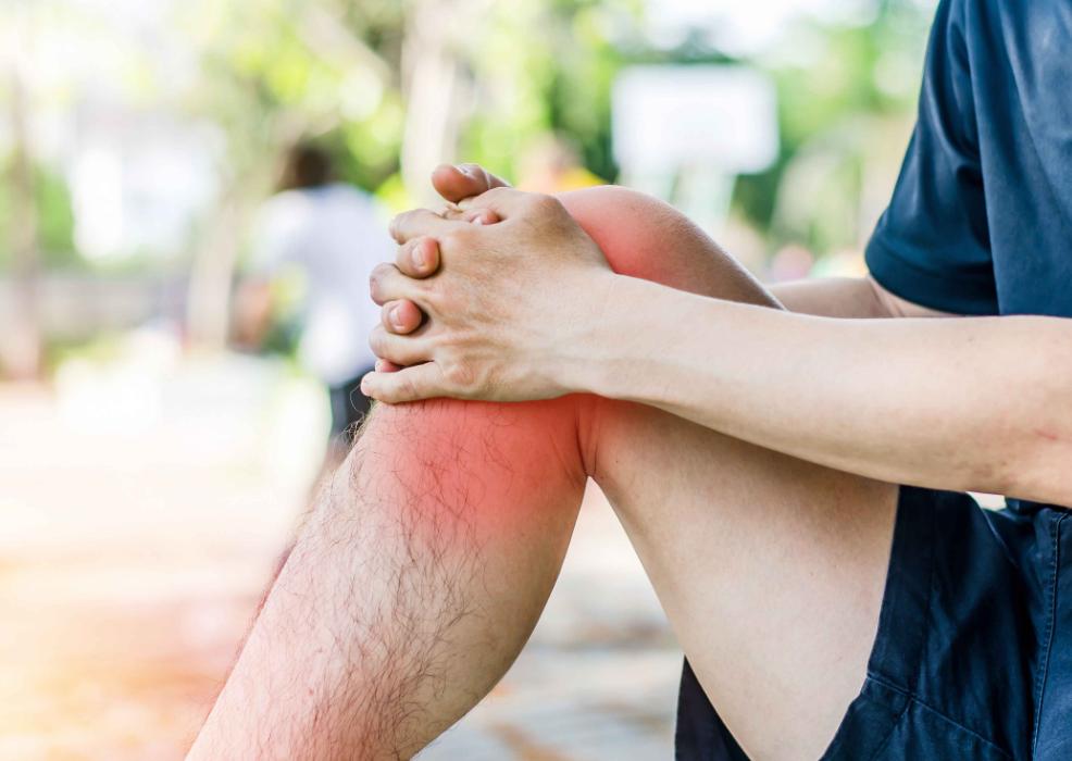 老人经常压腿、拉筋，对身体是好是坏？医生：3大好处会慢慢显现