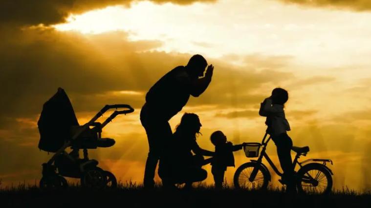 我一家4口，妈妈建了个3人群没有我，群名：相爱一家亲！