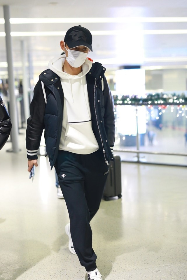 张继科蓝色运动鞋配西装,张继科穿搭卫衣短裤