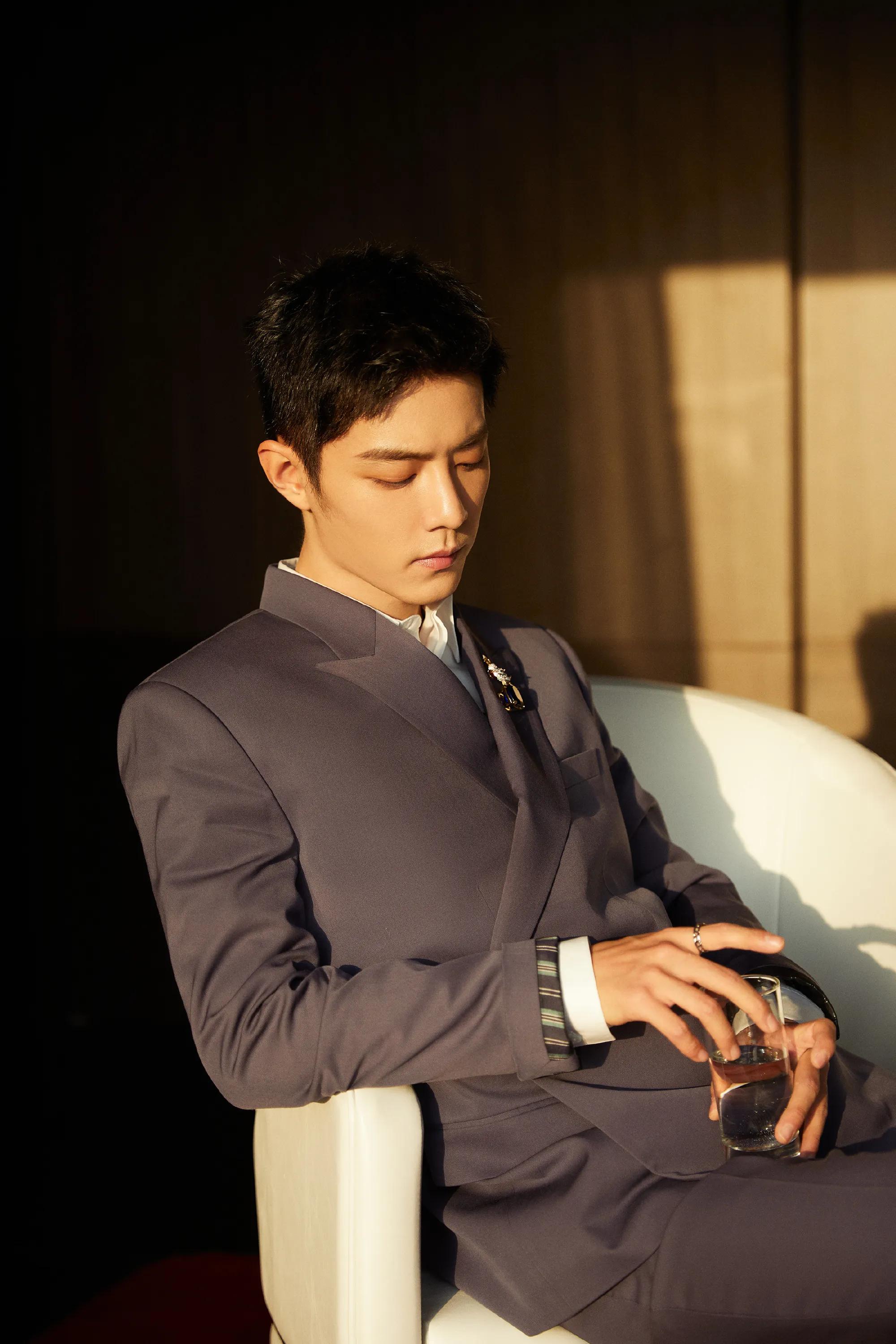 肖战近期活动造型,肖战微博之夜两套造型