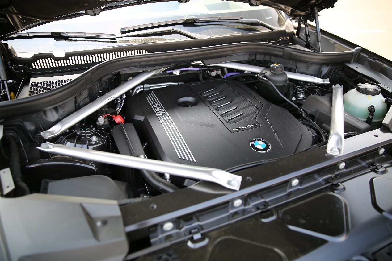 宝马x5新款尊享版2022款夜间试驾,试驾宝马x5新车型