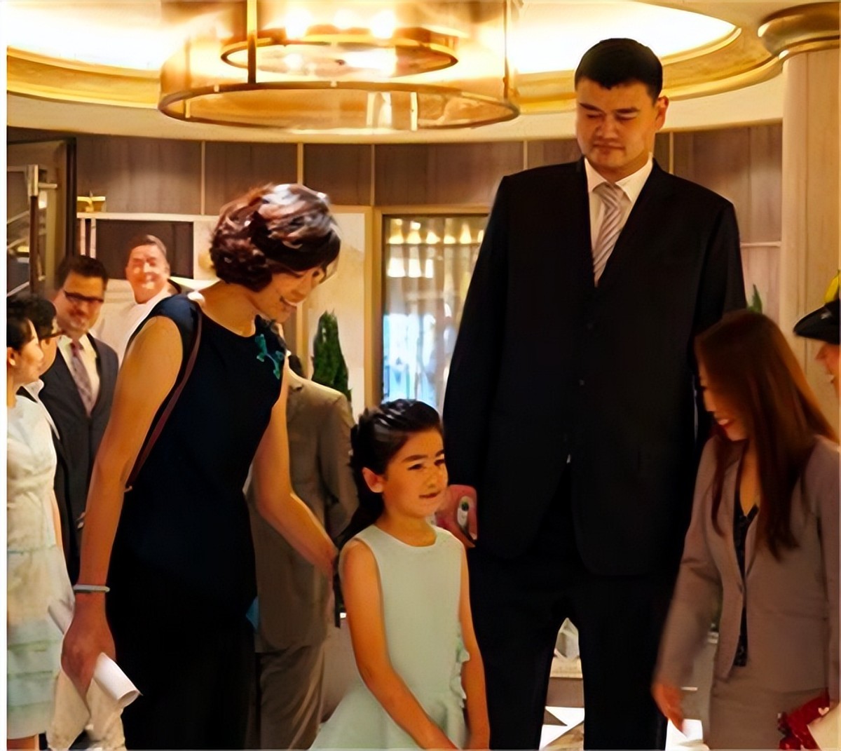 姚明和妻子的爱情故事,姚明和妻子叶莉图文