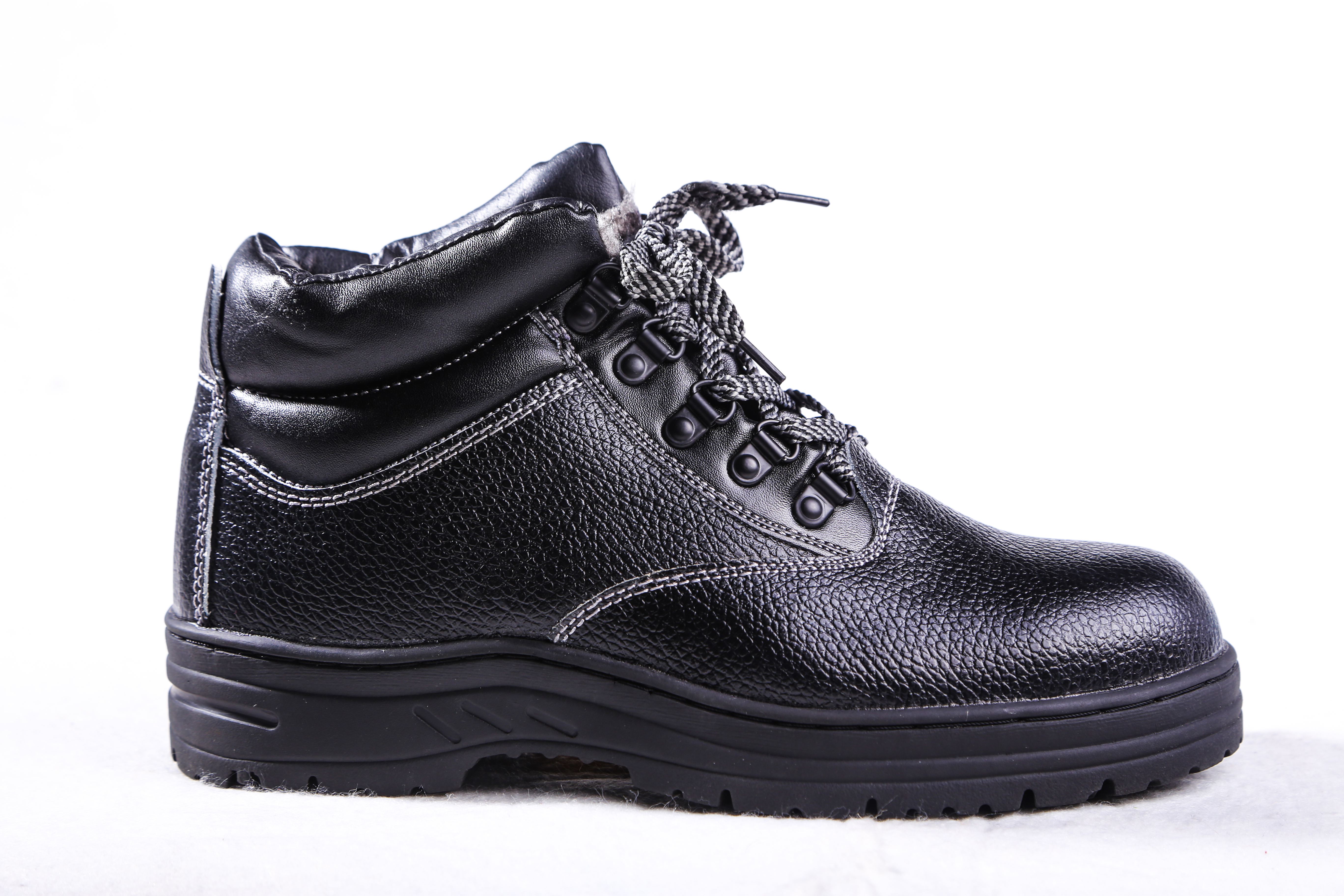 劳保鞋怎么选一线员工,怎么选择一双适合的劳保鞋