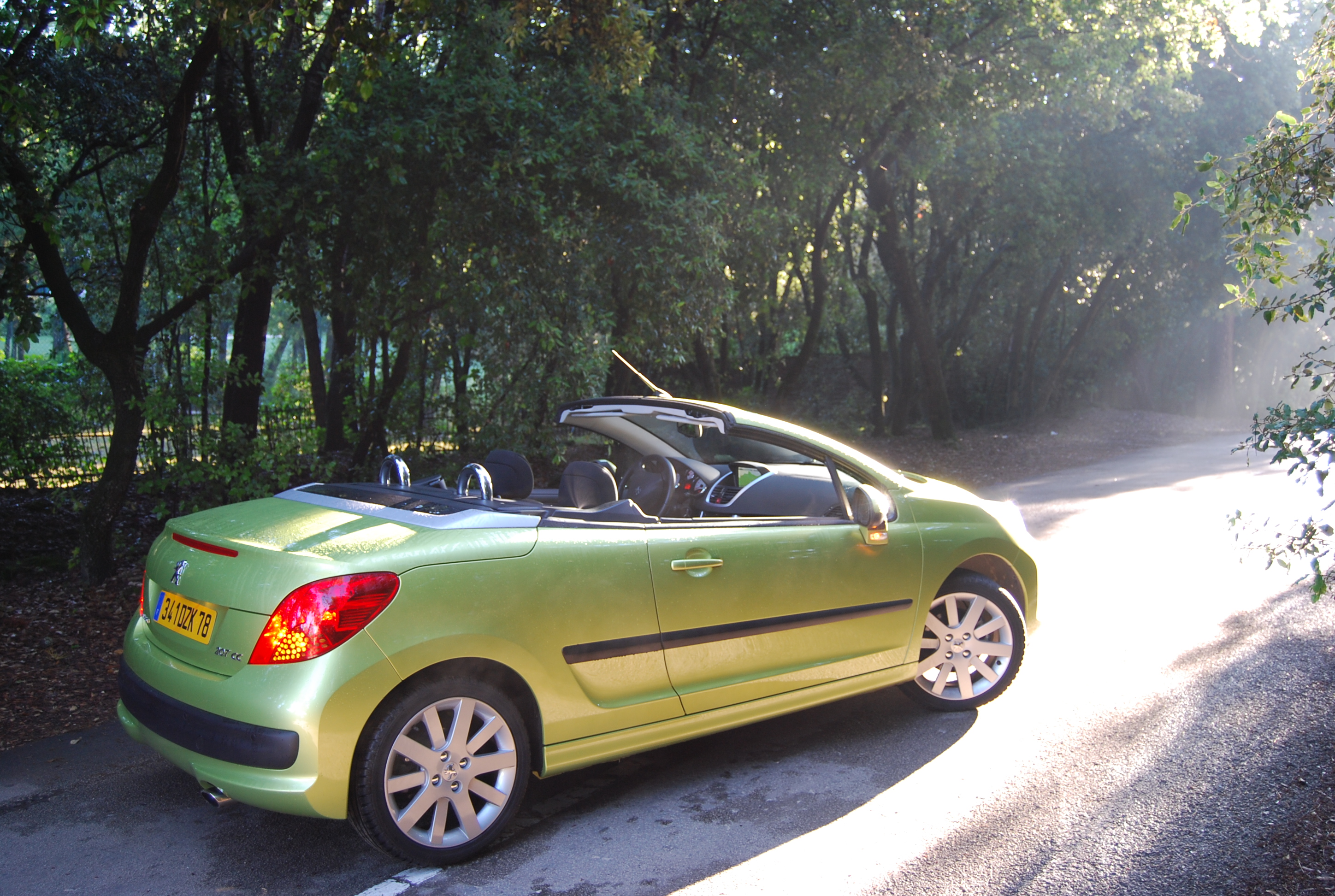 我们在巴黎拍的视频,标致207cc1.6t增压器