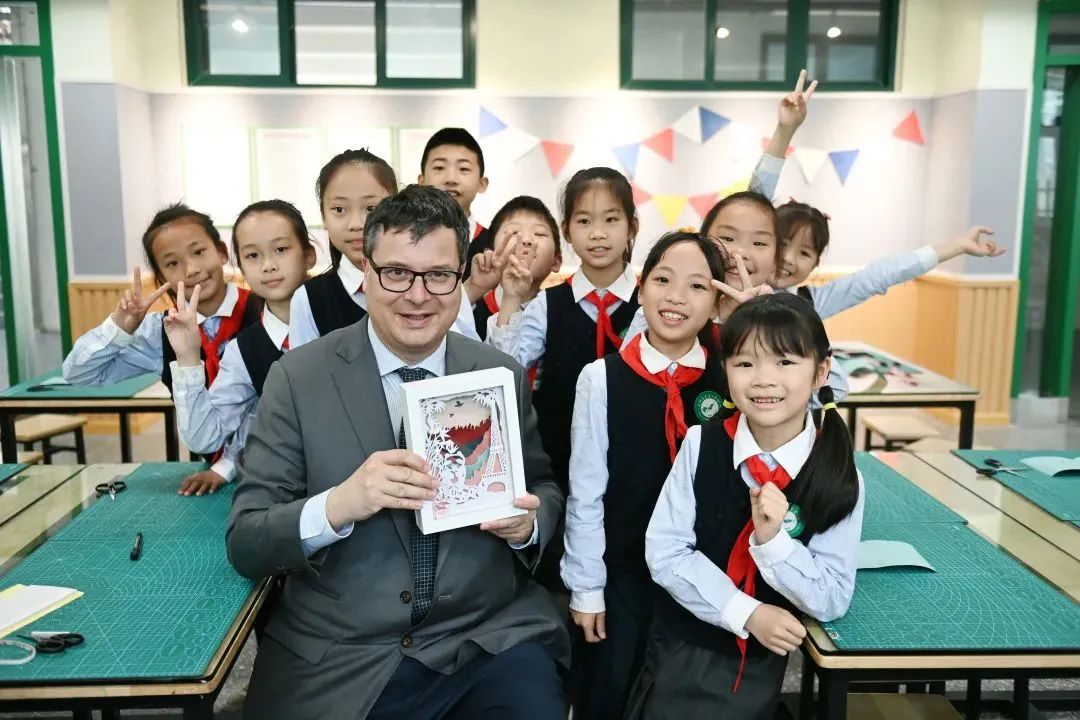 法国欧坦市市长一行来渝交流考察,法国欧坦市市长访问学校