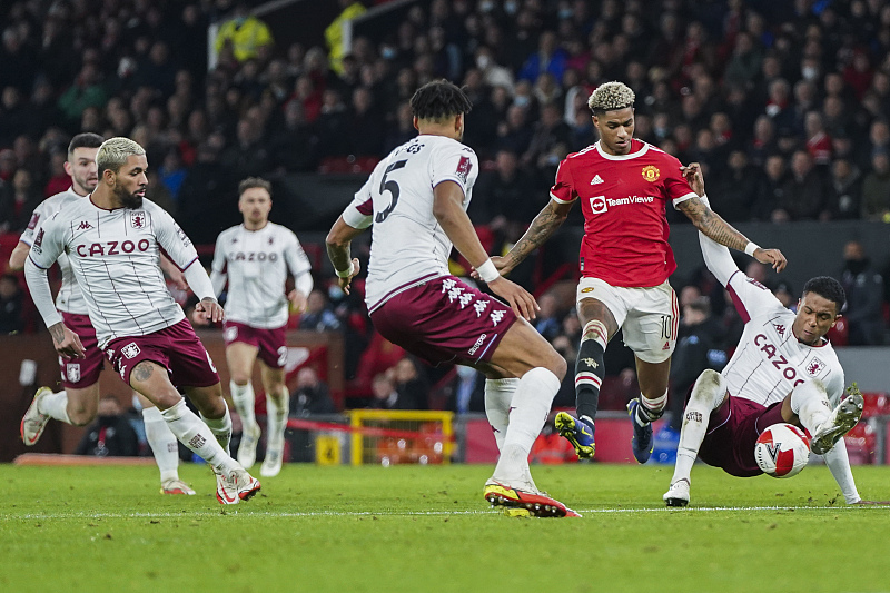 门将脱手不能用脚踢嘛,曼联拉什福德致命一击