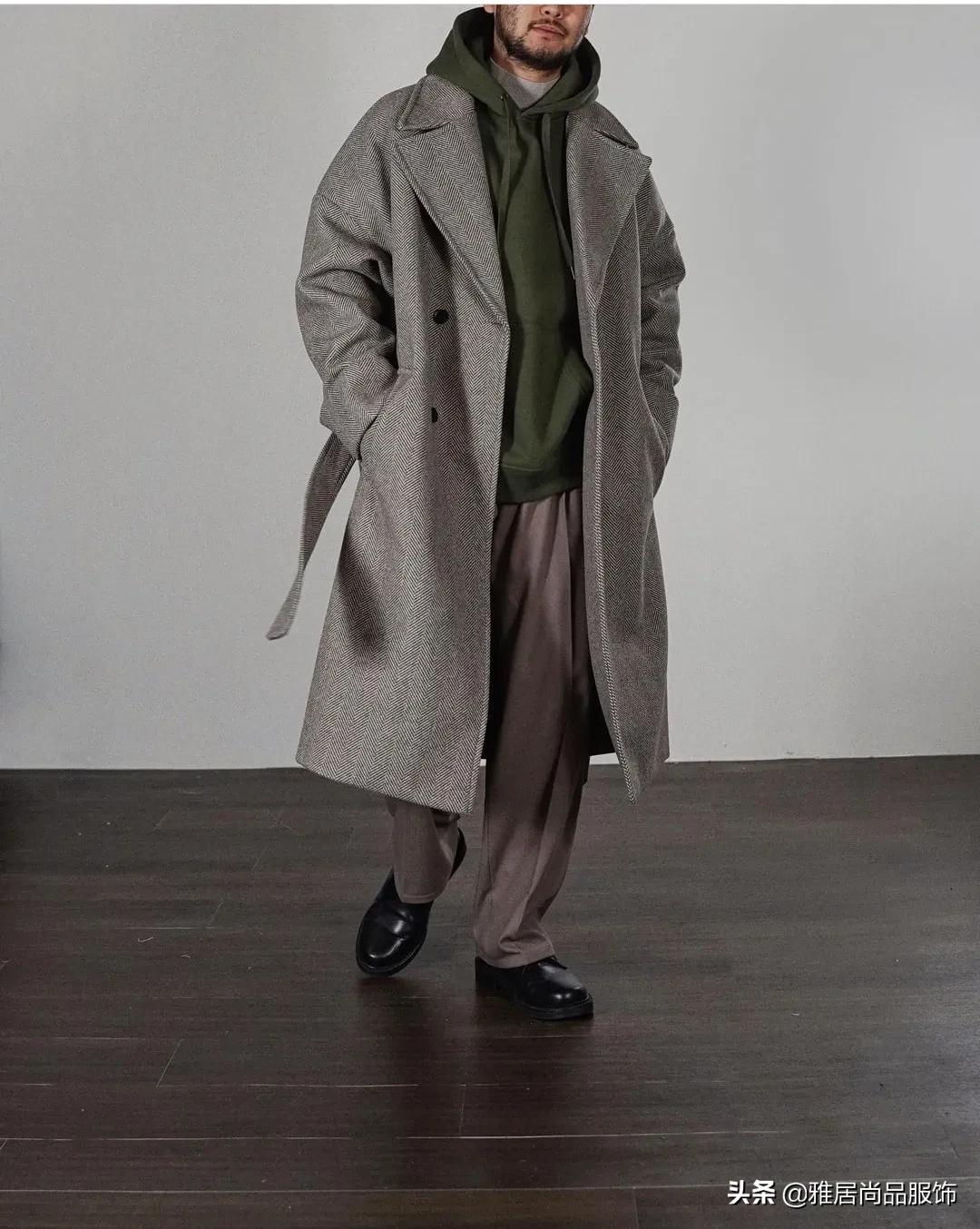 男士黑色大衣内搭什么颜色打底,男士穿大衣怎么搭配裤子和鞋子