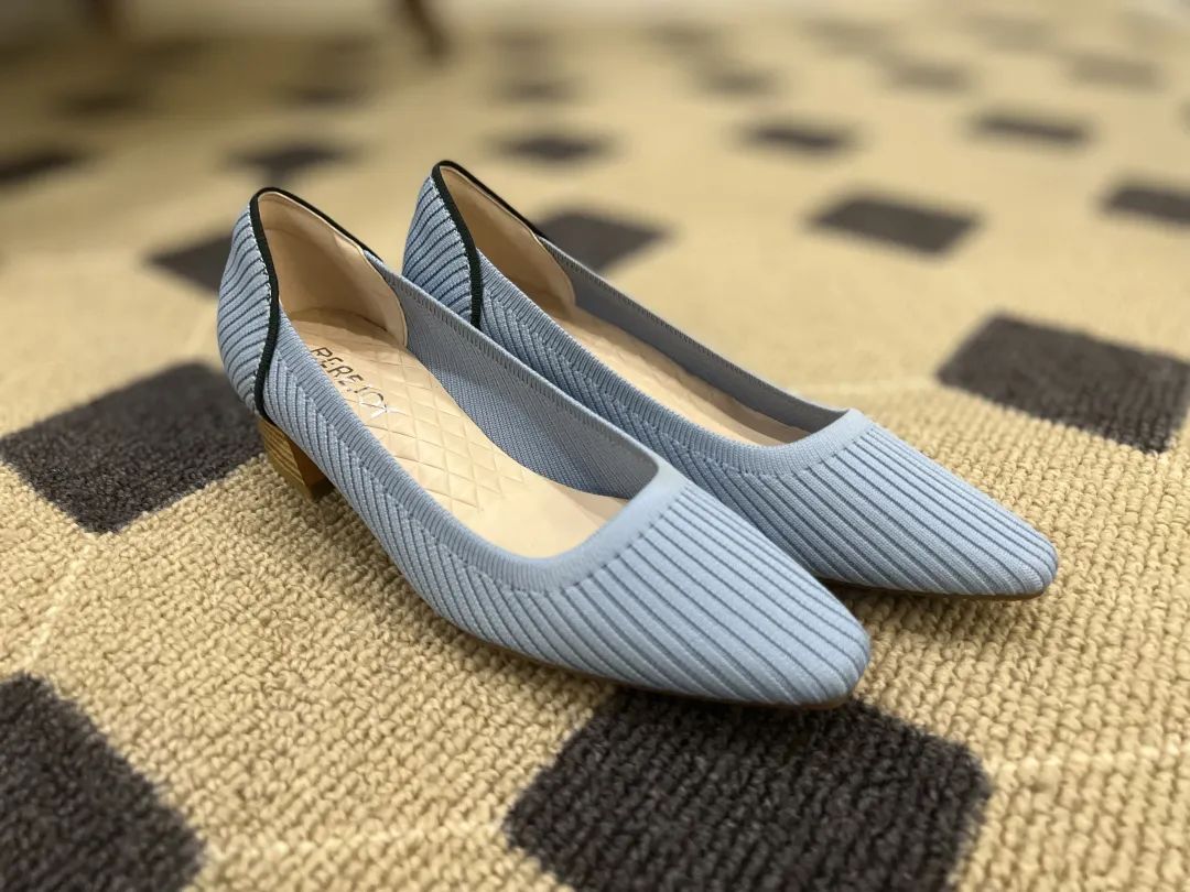 贾玲穿的鞋子品牌,贾玲今年春节穿的鞋