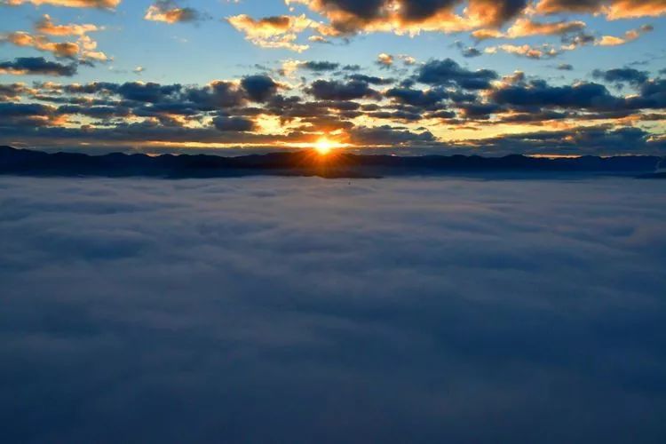 攀普洱天壁山之西门崖子：一日凌云出，群山齐失自高心