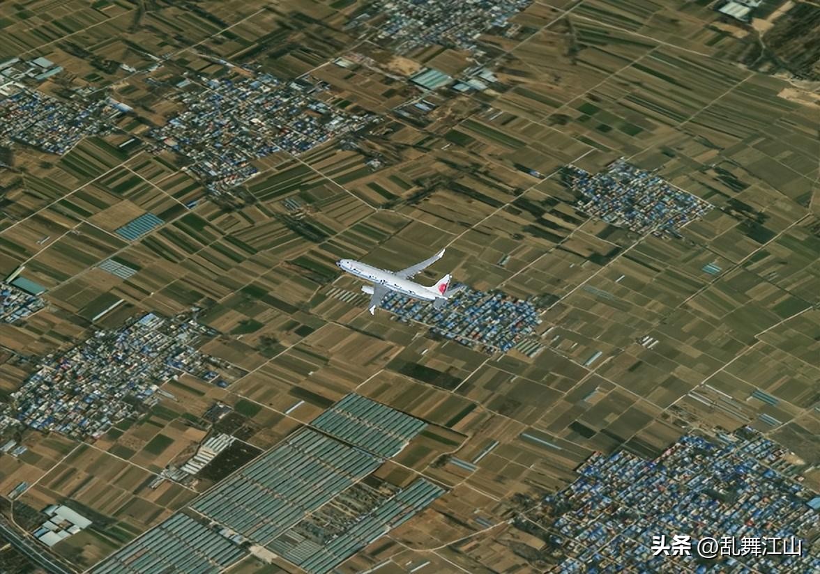 11月7日16点17分，一架从重庆飞往北京的飞机抵达河南新乡上空