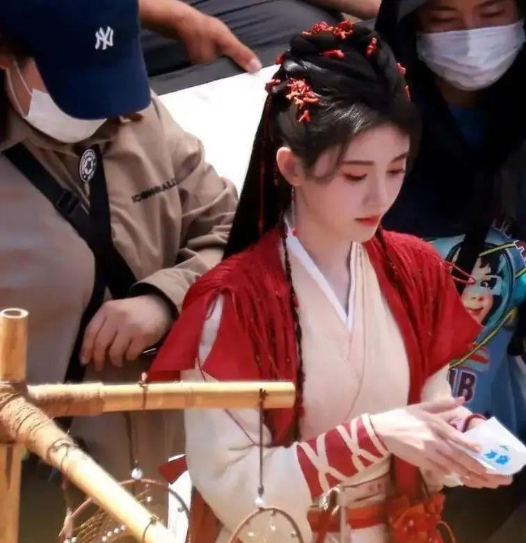 鞠婧祎在机场扎双马尾,鞠婧祎机场双马尾造型