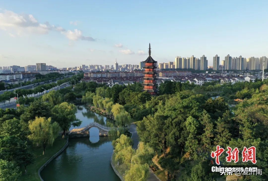 两只眼镜镜片种类不一样可以吗,两副眼镜为啥有一副镜片更透