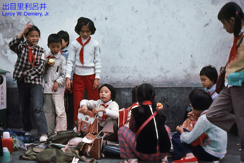 八十年代的上海老照片,踩在东海沿岸闪耀着无与伦比的繁荣骄傲