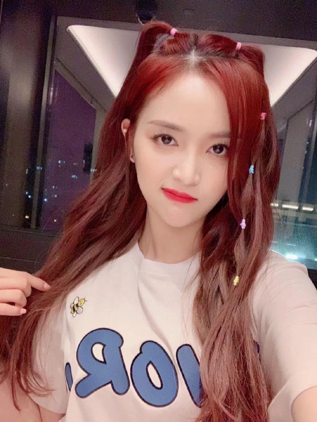 儿童用泫雅风彩色发夹怎么扎好看 (泫雅一字夹发夹佩戴方法)