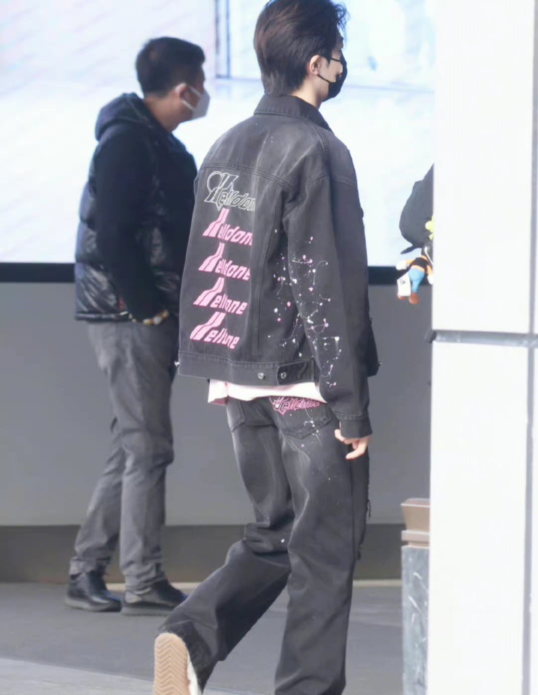 陈立农机场蓝色外套,陈立农巡演牛仔褂