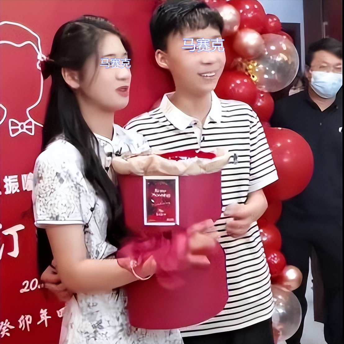 一对男孩女孩高考结束就订婚，是不是有点早？没什么大惊小怪的！