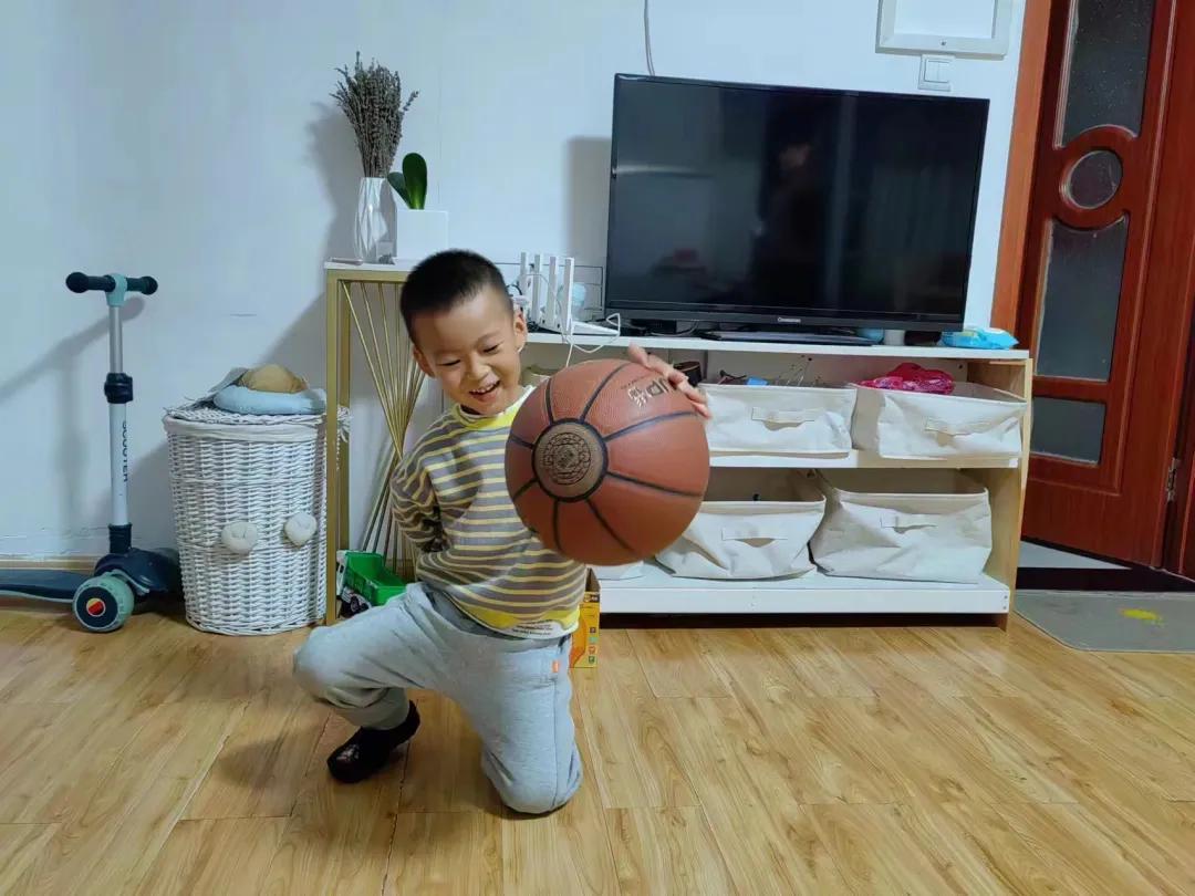 “篮”色梦想“球”悦童心—李沧区苍山路幼儿园中二班级特色活动