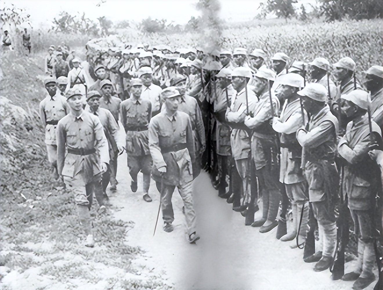 赖传珠去世时的排场有多大？1位总理2名元帅3个大将15名上将迎灵