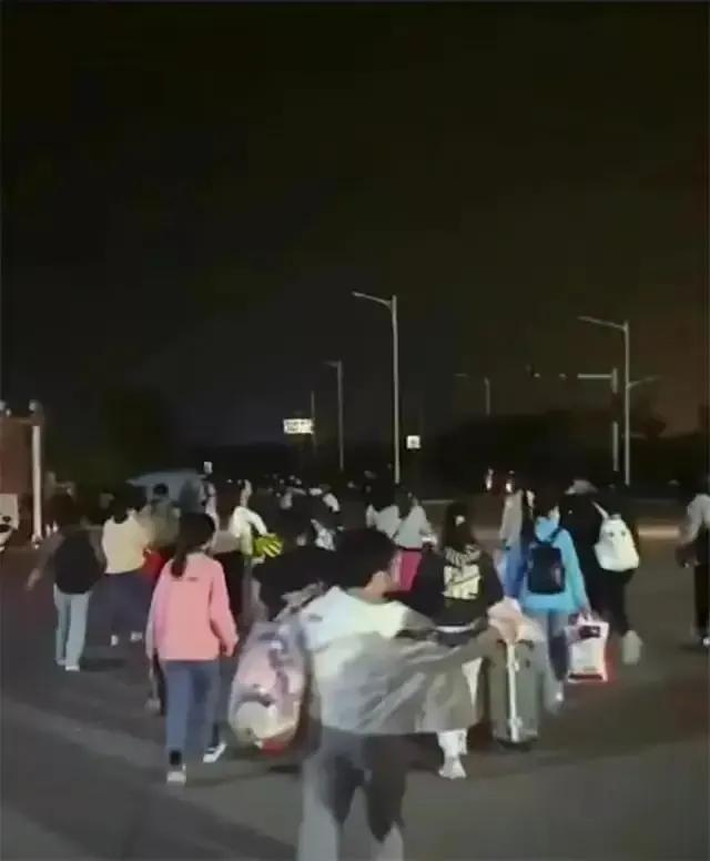 富士康大批员工徒步返乡，混乱现象是怎么造成的，听内部员工讲述