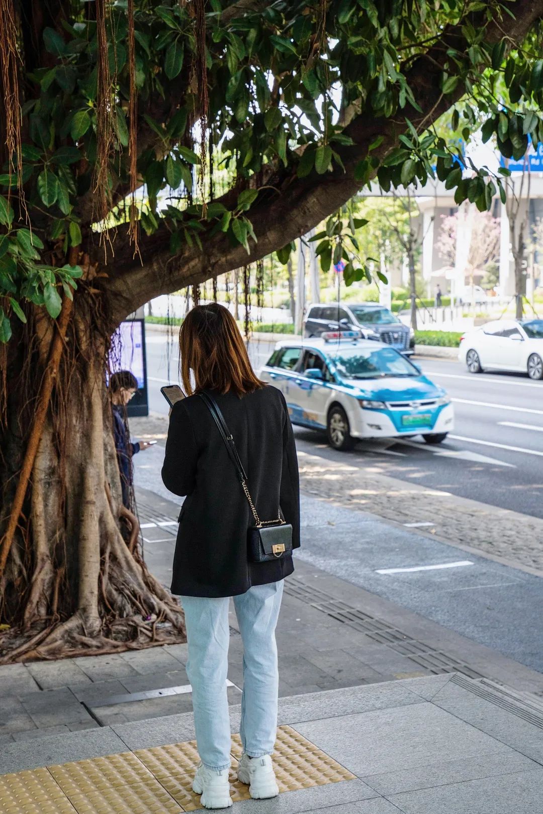 00后在深圳当推销员：“我的青春180元/天”