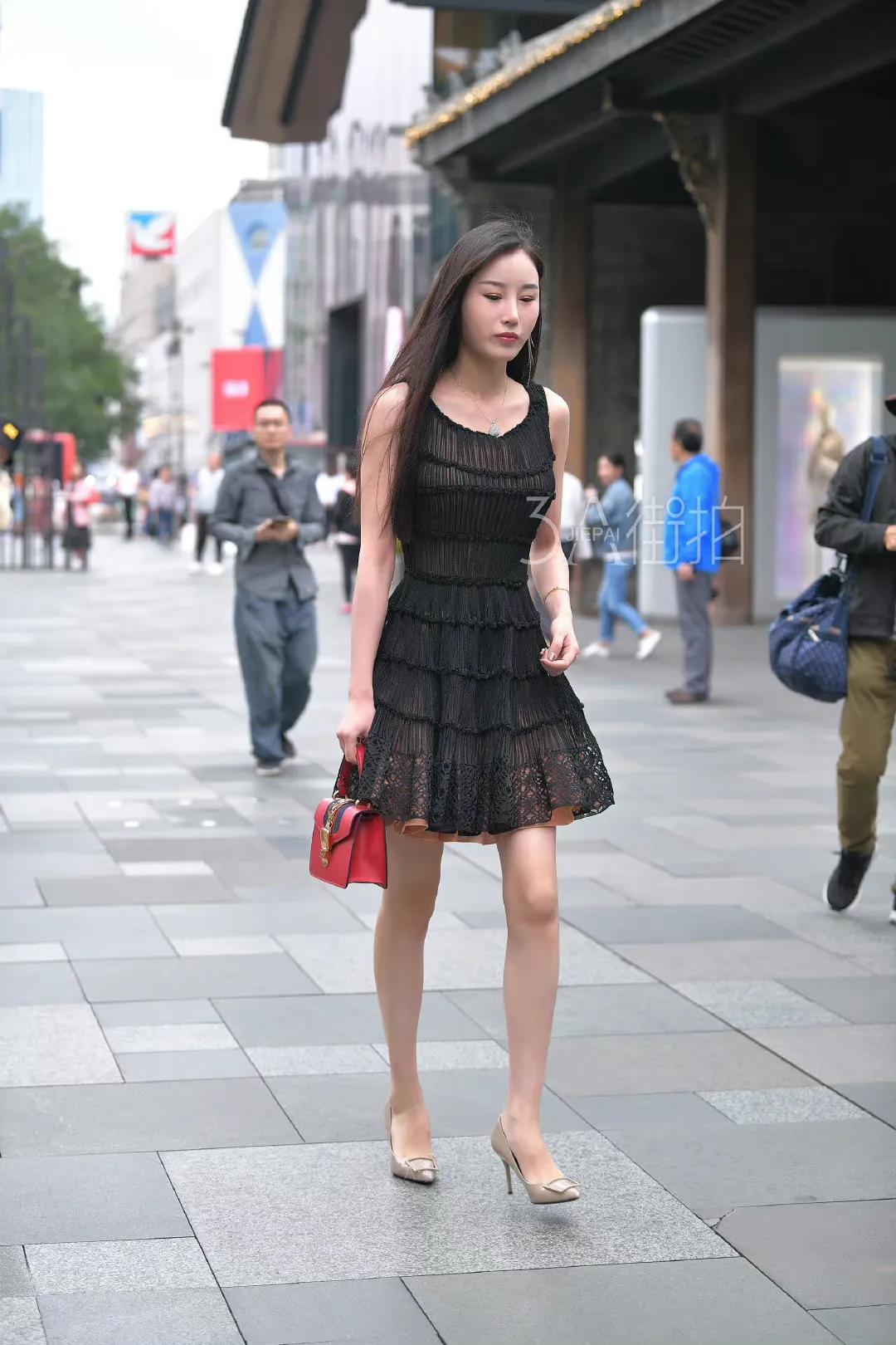 灰色职业装超短裙高跟鞋搭配,灰色连衣裙搭配淡粉色高跟鞋