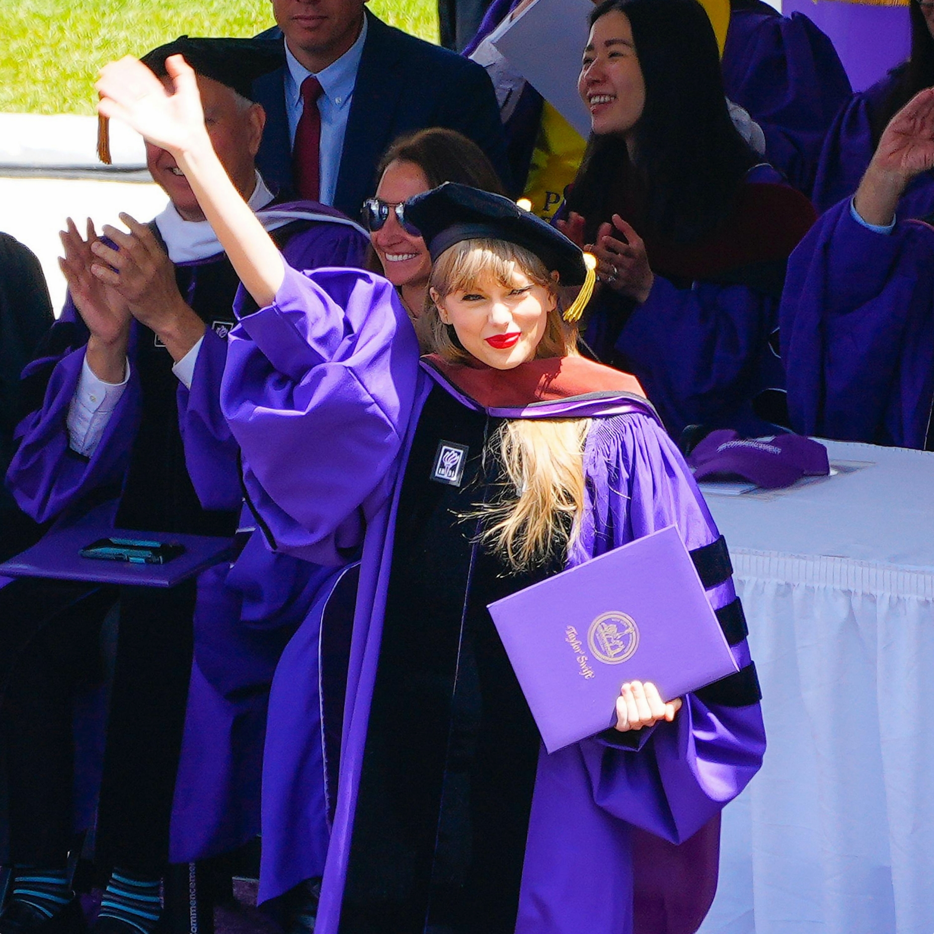 泰勒斯威夫特大头照 (泰勒斯威夫特写真微笑)