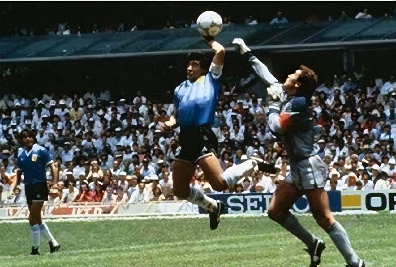 1987年：*小平邓**邀请马拉多纳来中国，马拉多纳：没有三亿我不去