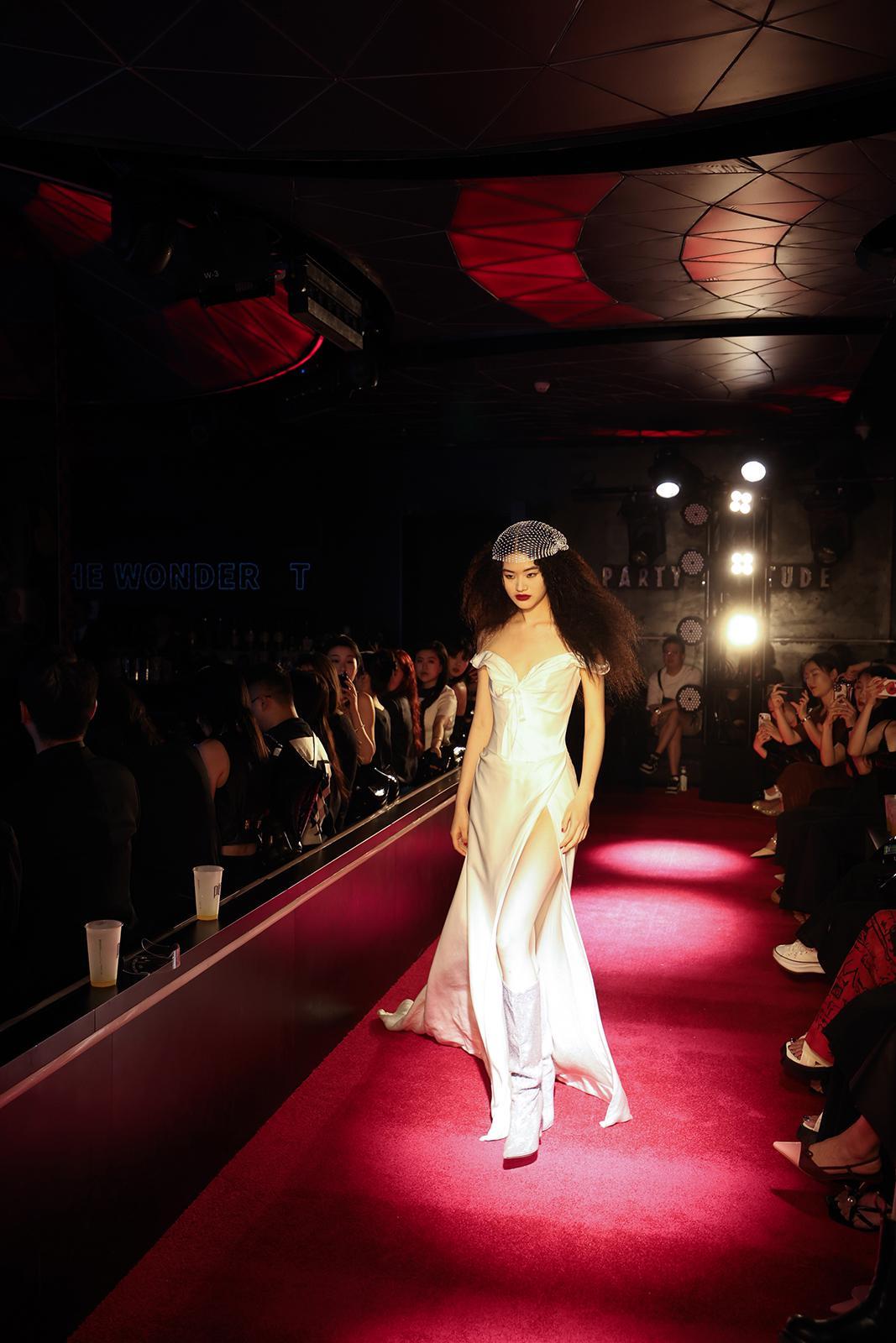 vivianwestwood高定婚纱,viviwestwood婚纱