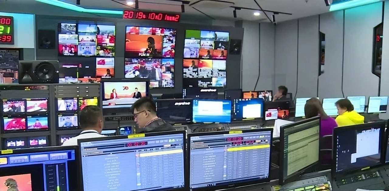 欧阳夏丹主持新闻联播康辉,陪伴欧阳夏丹