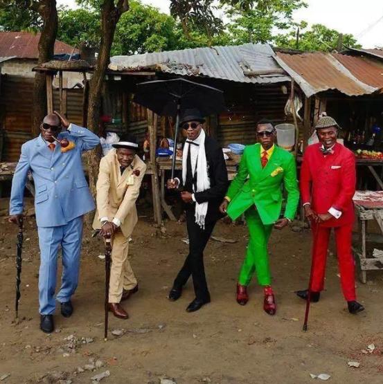 非洲最奇葩的贫民窟,捡剩饭也要花20万买名牌西装,只为上街遛一圈