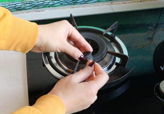 煤气灶有个小机关只需动一动,燃气灶上的小机关在哪里