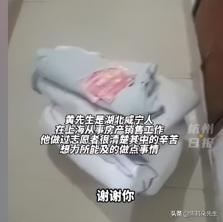 男子深夜看到大白打地铺，送被单暖宝宝放地上，这样很不卫生