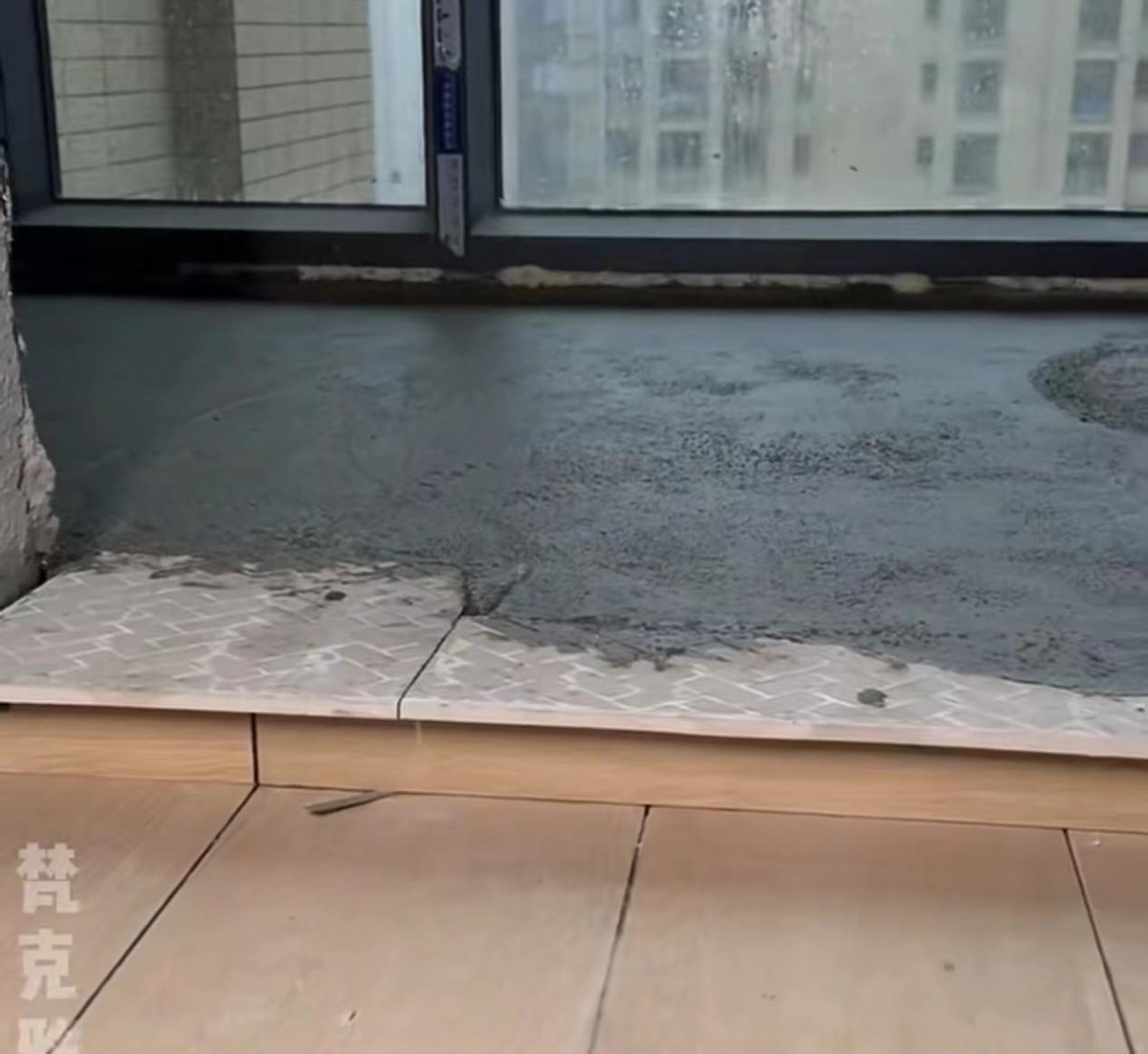 阳台做地台还是通铺瓷砖好,阳台地面铺瓷砖还是地板