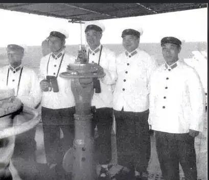 我军舰队驶入公海，某国驱逐舰阻拦，开国中将喊话：后果自负